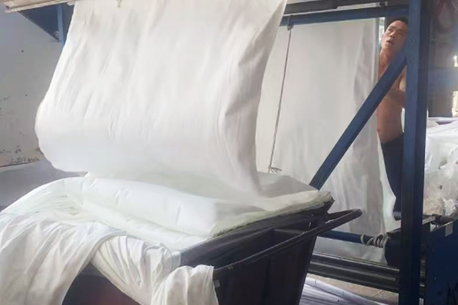 Area di ribaltamento del tessuto grigio per la produzione della fabbrica di tintura