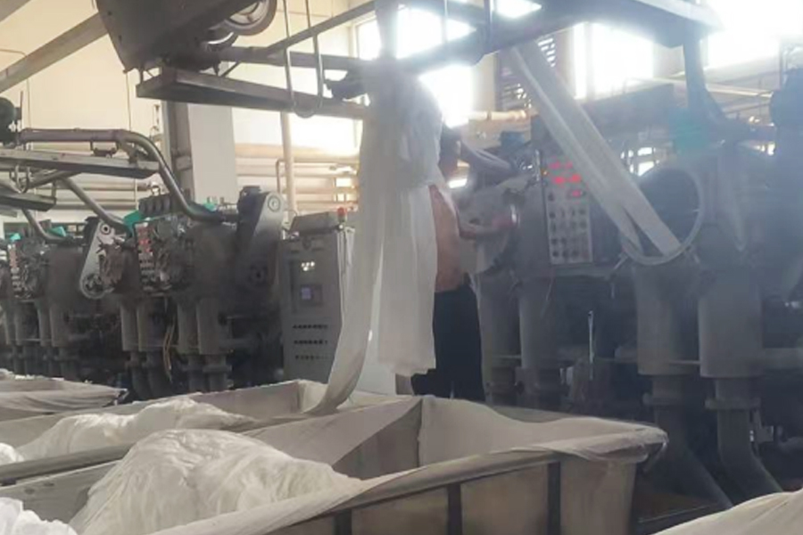 Tintura del tessuto grigio di produzione in fabbrica nel cilindro