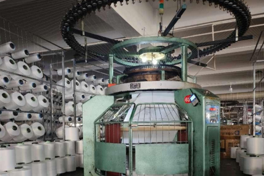 Modello di produzione in tessuto grigio con piede alto monofacciale