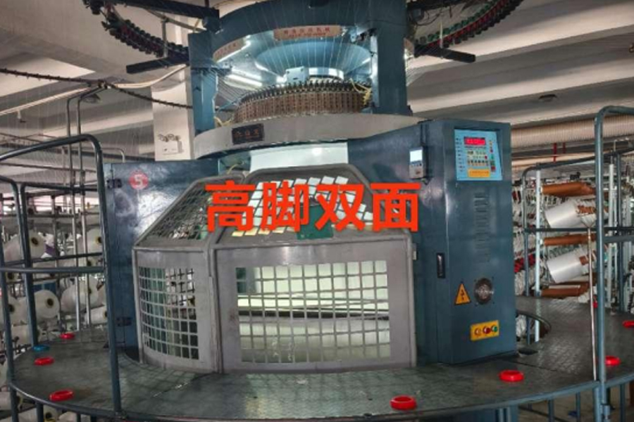 Modello di produzione in tessuto grigio con piedi alti bifacciali